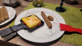 Schmilzt und wird braun wie das Schweizer Original aus Kuhmilch: pflanzlicher Raclettekäse auf Kokosfettbasis.