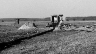 1968 begannen die ersten Tiefenbohrungen für den Brunnen auf dem heutigen Firmengelände. Dieses Bild zeigt die Baustelle. In 143 Meter Tiefe fanden die Spezialisten Wasser in bester Qualität. Welde hatte sich damals sogar vom Wasserwirtschaftsamt beraten lassen.