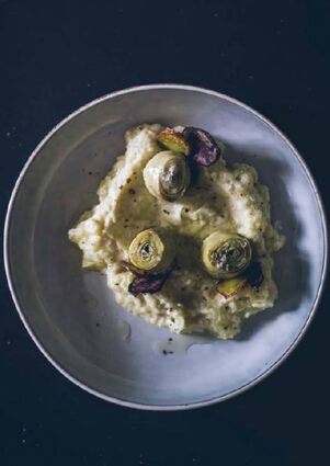 Ein schönes Winter-Rezept: Wurzelstampf mit Artischockenherzen und Chips.