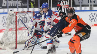 Philipp Preto (Mannheim, 92) und Garrett Festerling (Wolfsburg, 4) im Zweikampf.