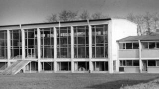 Das Jugendheim an der Kolpingstraße mit der Sporthalle nach der Fertigstellung 1961.