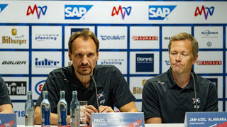 Das Verhältnis zwischen Trainer Pavel Gross (l.) und Sportmanager Jan-Axel Alavaara ist belastet.