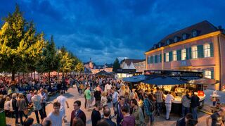 Der Schlossplatz in Schwetzingen. So sah es zum Beispiel zum Stadtjubiläum 2016 aus: Menschen feiern gemeinsam.