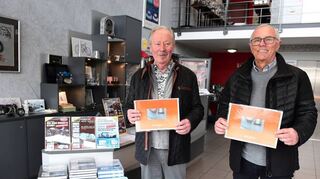 Horst Schultz (l.) und Friedbert Blaschke sollen das Suchrätsel lösen – eine der Aufgaben bei Stadt-Land-Quiz.