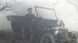 Georg Hüngerle ist der erste Plankstadter, der 1911 ein Auto besitzt. Seine Sonntags-fahrten sorgen in der Gemeinde für Aufsehen.