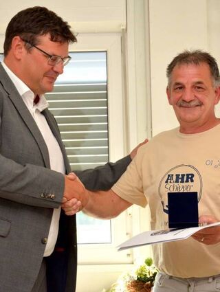 Alles begann mit einem 40-Tonner. Als Joe Herrmann hörte, dass Sachspenden nach der Flutkatastrophe ins Ahrtal gebracht werden sollen, war er direkt bereit, mit einem Lkw mitzufahren. Was er vor Ort gesehen hat, erschütterte ihn. Für den Plankstadter war klar: Er will helfen. Prompt organisierte er Helfer und Busse, Spaten, Eimer und Bohrer – und fuhr mit einer Gruppe ins Flutgebiet.Das sollte nicht das letzte Mal bleiben – fast jeden Samstag ging es mit Ehefrau Sabine ins Ahrtal. Für dieses Engagement verlieh Bürgermeister Nils Drescher ihm die Bürgermeistermedaille.