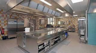 Die neue Mensa, in der täglich mit regionalen Zutaten frisch für die Schüler gekocht wird, ist das Herzstück der Erweiterung der Schillerschule. Bis jetzt konnte der Anbau Corona-bedingt der Öffentlichkeit nicht vorgestellt werden.