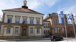 Der Umbau des Rathauses wurde vom Gemeinderat im vergangenen Jahr in die Wege geleitet. Der Haupteingang auf der Rückseite wird aufgewertet, erhält ein helles, freundliches und barrierefreies Bürgerbüro.