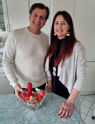 Daniel Vennari und Ehefrau Heike in der heimischen Küche in Brühl. Gemüse gibt’s da schon jetzt – und in Zukunft sicher noch mehr.