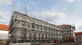 So sieht das Rathaus im September aus – umstellt von Gerüsten und Baumaterialien. Sanierung und Neubau schreiten voran.