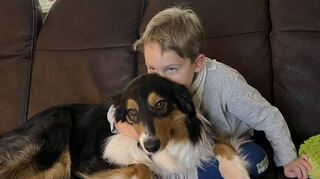 Gemeinsames Kuscheln auf dem Sofa gehört für Noel und „Chap“ dazu – und stärkt die Verbindung.