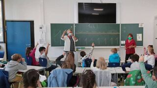 Eva Krumm (vorne, v. l.) und Annette Häfner-Seitz unterrichten eine Klasse aus dem ersten Jahrgang im gebundenen Ganztagsbetrieb der Grundschule.