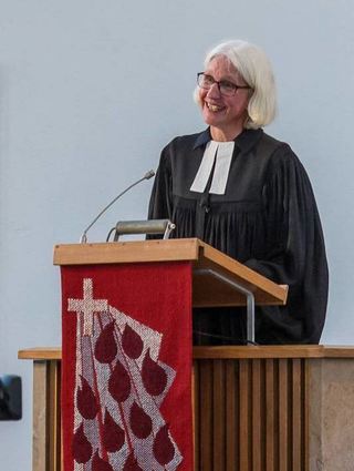Neun Jahre war Professorin Dr. Sibylle Rolf Pfarrerin in Oftersheim, in denen sie das Gemeindeleben mit ihrem seelsorgerischen Wirken, Engagement und Kreativität geprägt hat.Selten spiegelt sich an einem Ort eine so vielfältige Gemeinschaft wider, denn Sibylle Rolf baute nicht nur Brücken zwischen den Generationen, sondern „sprang auch über Mauern“, die trennend zwischen den Menschen stehen. Viele Menschen sind zu ihrer Verabschiedung gekommen – aber auch online wurde der festliche Gottesdienst übertragen.