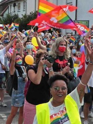 Kunterbunt ging es im Sommer in der Gemeinde zu: Etwa 750 Teilnehmer starteten an der Kurpfalzhalle zur lokalen Ausgabe des „Christopher Street Day“. Gemeinsam haben sie für gleiche Rechte von queeren Menschen demonstriert.Die Begeisterung schwappte auch auf die Anwohner über. Viele sind aus ihren Häusern gekommen, beklatschen die Vorbeiziehenden, manche stellten sogar Stühle auf den Bürgersteig. Als Abschluss hisste Bürgermeister Jens Geiß am Rathaus dann noch eine Regenbogenflagge als Zeichen der Vielfalt.