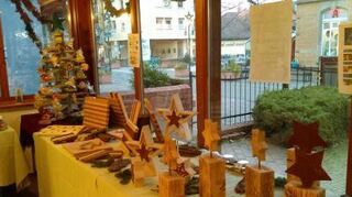 Dekoratives aus Holz als Teil des Sortiments: Die Auswahl im „kleinen Weihnachts-markt“ im einstigen Bistro der Metzgerei Hauser hat die Kunden überzeugt.