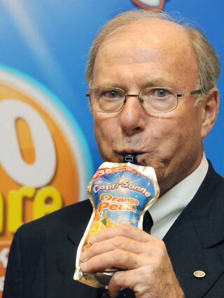Er ist nicht nur für Capri-Sun, sondern auch für die Stadt Eppelheim von großer Bedeutung: Ehrenbürger Dr. Hans-Peter Wild ist im Juni 80 Jahre alt geworden. Am 16. Juni 1941 wurde er als Sohn des Unternehmerpaares Rudolf und Leonie Wild geboren und wuchs in der Kurpfalz auf.1974 stieg er ins Unternehmen Wild ein und trieb die Marke Capri-Sun voran. 2006 erhielt von der Stadt Eppelheim die Ehrenbürgerwürde für seine unternehmerischen Leistungen und sein soziales Engagement.