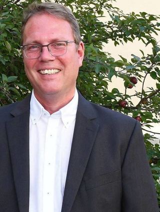 Das Bedauern in der evangelischen Kirchengemeinde war groß: Nach fast elf Jahren wechselte Pfarrer Detlev Schilling nach Weinheim. Neue Herausforderungen führten den gebürtigen Leverkusener und seine Familie in die dortige „Evangelische Kirchengemeinde in der Weststadt“.„Ich habe mich in Eppelheim und in meiner evangelischen Kirchengemeinde sehr wohl gefühlt. Leicht fällt mir der Wechsel, weil ich meine Eppelheimer Kirchengemeinde in guten Händen weiß“, sagte er zum Abschied.