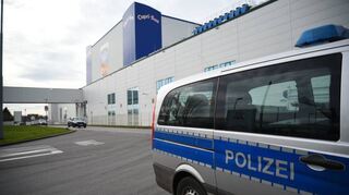 Großeinsatz bei ADM Wild: Ein Mitarbeiter öffnet ein Paket, das daraufhin explodiert. Der mutmaßliche Täter wird im November freigesprochen.