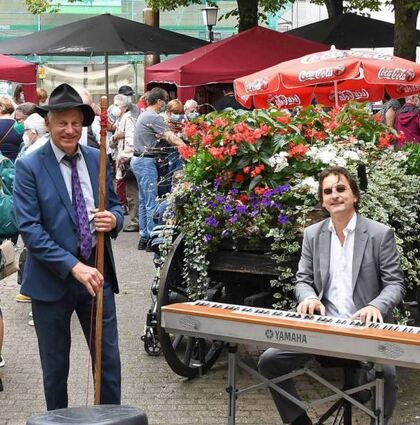 Das „Huub Dutch Duo“ unterhielt beim Fairen Markt die Besucher.