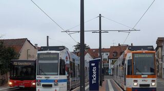 Die neu ausgebaute Endhaltestelle Kirchheimer Straße kann sich sehen lassen. Von Ende Juni bis Ende Oktober hat es hier keinen Bus- und Bahnbetrieb gegeben.