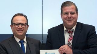 Thomas Jakob-Lichtenberg (l.) legt in der Gemeinderatssitzung im Dezember 2021 seinen Diensteid als Erster Beigeordneter der Großen Kreisstadt Hockenheim ab und wird damit für eine zweite Amtszeit ab Januar 2022 verpflichtet. Der Bürgermeister ist am 20. Oktober mit 15 zu acht Stimmen vom Gemeinderat wiedergewählt worden. Jakob-Lichtenberg und OB Marcus Zeitler arbeiteten als gutes Team zusammen, sagt die CDU zur Wahl. Für die Grünen ist ein maßgebliches Kriterium die Haltung des Bürgermeisters zu den bevorstehenden Aufgaben und Herausforderungen.