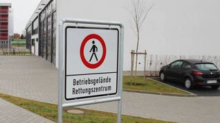 Sorgt für Irritationen und Verärgerung: ein neues Schild, das Fußgängern den Durchgang verbietet. Bald kann die Freiwillige Feuerwehr ins neue Rettungszentrum einziehen.