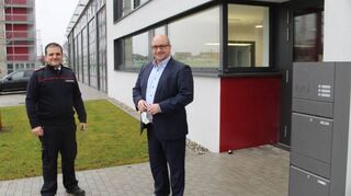 Feuerwehrkommandant Andrea Danieli (l.) und Bürgermeister Jens Geiß freuen sich, dass nun doch bald in das neue Gebäude eingezogen werden kann.