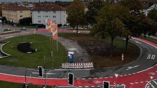 Endlich, werden sich die Schwetzinger Freien Wähler gedacht haben. Denn vor mehr als 20 Jahren hatten sie erstmals den Antrag gestellt, den zentralen Verkehrsknoten im Norden der Stadt umzugestalten und das Rondell ampelfrei zu machen. Nun ist daraus sogar ein Modellprojekt geworden mit dem Ziel, einen besser fließenden Verkehr und vor allem mehr Platz und Sicherheit für Radfahrende in diesem Bereich hinzubekommen. Den Kraftfahrzeugen wurde dabei eine Spur weggenommen und Fußgänger sollen nur noch bei Bedarf Grün anfordern. Spötter sprechen von einem Ufo-Landeplatz.