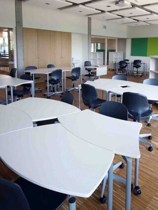 Beim Anblick der neuen Friedrich-Schimper-Gemeinschaftsschule kam vielen Erwachsenen der Satz: „Hier noch mal Schüler sein . . .“ über die Lippen. Kein Wunder: Nach drei Jahren Bauzeit und einem Invest von 35 Millionen Euro präsentieren Schwetzingen, Oftersheim und Plankstadt eines der modernsten Schulgebäude in Baden-Württemberg. Themen wie Digitalisierung, Inklusion samt Barrierefreiheit und Nachhaltigkeit wurden hier vereint. Die Stromversorgung etwa erfolgt über ein mit Biogas betriebenes Blockheizkraftwerk am „Bellamar“ und es gibt auch eine Photovoltaikanlage.