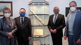 Symbolkräftig im Themenjahr „1700 Jahre jüdisches Leben in Deutschland“: In der Heidelberger Synagoge wird die Schwetzinger Thorarolle der jüdischen Kultus-gemeinde übergeben. Mit dabei: Sylvia Löhrmann (v. l.), Rabbiner Jona Pawelczyk-Kissin und die Oberbürgermeister Pöltl (Schwetzingen) und Würzner (Heidelberg).