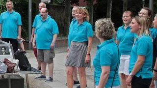 Eine prima Aktion: die Fête de la Musique. Die „SchwetSingers“ (hier Durchgang Schlossplatz – Dreikönigstraße) schmettern unter der Leitung von Elena Spitzner tolle Lieder.