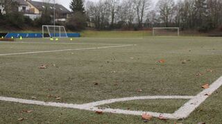 Bald nur leere Sportflächen in Brühl – wie auf diesem Bild auf dem Kunstrasenplatz des FVB – wegen Omikron? Hoffentlich nicht, betonen die Vorsitzenden der Sportvereine. Die Entwicklung der Pandemie und der Regeln bleibt sehr dynamisch.