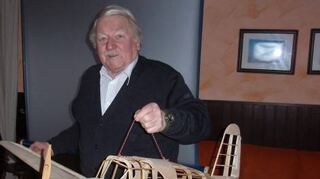 Schöne Erinnerung: Richard Hardung mit dem Modell des Flugzeuges, das er in Originalgröße nachbauen wollte.