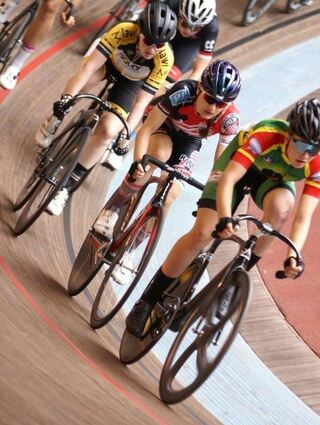 Für die Radsportlerin Lena Eberle (vorne) war es das bisher erfolgreichste Jahr. Nicht nur dass sie vier Medaillen bei Europa- und Weltmeisterschaften gewonnen hat, die 18-Jährige unterschrieb nun einen Vertrag beim deutschen Frauenprofiteam Ceratizit WNT Pro Cycling.