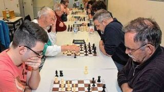 Im Jahr 2017, aus dem dieses Bild stammt, blieben die Schachspieler, die im Verein aktiv sind, bei der Ortsmeisterschaft unter sich. Am ersten Brett sitzt der Vorjahressieger Yasin Öztürk, Heinz Sessler ihm gegenüber.