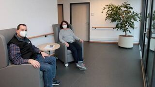 So gemütlich sitzen Markus und Susanne Hübl nur fürs Foto im Neubau an der Fenster-front zur Karlsruher Straße: Seit Wochen herrscht Ausnahmezustand.