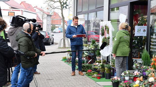 SWR-Moderator Jens Hübschen von der Sendung „Stadt-Land-Quiz“ vor dem Blumenladen „Blumen Passion“ beim Ratespiel mit Margot Jeckel und Tochter Nina.