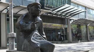 Der Blumenpeter begrüßt die Menschen in Mannheim auf den Kapuzinerplanken als kleine Bronzestatue. Der 1875 in Plankstadt geborene Peter Schäfer soll nun auch in seiner Geburtsgemeinde ein Denkmal erhalten.