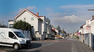Drei Monate früher als geplant konnten die Arbeiten in der Carl-Benz-Straße beendet werden. Die sanierte Straße präsentiert sich in einem modernen Gewand und wird noch mit Bäumen bestückt, über deren Anzahl im Rat trefflich gestritten wurde.