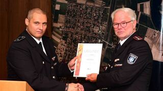 23 Jahre stand er an der Spitze der Freiwilligen Feuerwehr und prägte deren Erscheinungsbild, nun hat er das Kommando in jüngere Hände übergeben. Insgesamt blickt Harald Butz (rechts) auf 45 Jahre im aktiven Feuerwehrdienst zurück. Bei seiner offiziellen Verabschiedung vom Amt des Kommandanten wurde Harald Butz durch Matthias Gerlach (li.), Unterkreisführer Schwetzingen, mit dem deutschen Ehrenkreuz in Silber des Deutschen Feuerwehrverbands ausgezeichnet – die höchste Auszeichnung der Wehr, die einem Kommandanten verliehen werden kann.