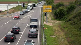 Sie war das Aufregerthema im Sommerloch: Die neue Ampelanlage an der L 560, der alten B 36, die den Gefahrenpunkt an der Abfahrt Neulußheim-Mitte entschärfen soll. Was sie auch tat, der ganze Verkehr kam zum Erliegen, als gleichzeitig die B 39 an Altlußheim vorbei in Richtung Speyer gesperrt und saniert wurde. Nun soll doch eine alte Idee aus Neulußheim aufgegriffen werden und die rechts der Fahrbahn vorhandene Trasse, im Bild ist die Leitplanke zu erkennen, als Auf- und Abfahrt genutzt werden und somit die Ampelanlage überflüssig werden.