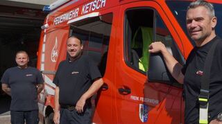 Bei der Freiwilligen Feuerwehr ging eine Ära zu Ende: Thomas Maier war 25 Jahre lang Kommandant. Für sein Engagement erhielt er die Ehrennadel in Gold. Als Maiers Nachfolger wurde Sven Schmitt (Bild Mitte) gewählt, als Stellvertreter bestimmten die Wehrleute Tilmann Schenk (r.) und Matthias Rux. „Die Gemeinde kann sich auf eine schlagkräftige und jederzeit einsatzbereite Wehr verlassen. Auf Ehrenamtsträger, die sich bereiterklärt haben, ihre Freizeit für die Allgemeinheit zu opfern“, dankte Bürgermeister Jürgen Kappenstein im Namen des Gemeinderats bei der Hauptversammlung