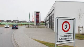 Das Schild, das Fußgängern den Durchgang am Gerätehaus verbietet, wird nach Auskunft von Jens Geiß bald ein Stück nach hinten versetzt.