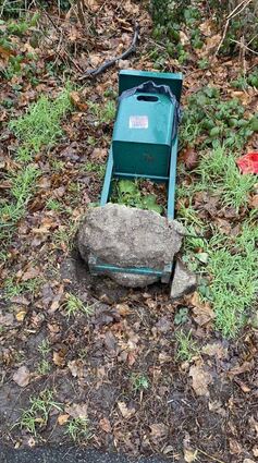 Der Mülleimer am Anglersee wurde mit Fundament herausgerissen.