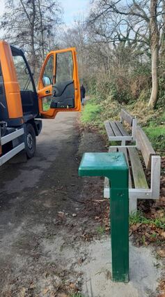 Dem Bauhof ist zu verdanken, dass der Mülleimer schnell neu einbetoniert ist.