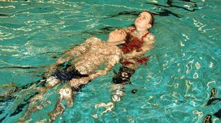 Die 17-jährige Marie übt hier mit Christos im Becken des Brühler Hallenbades die Rettung einer bewusstlosen Person – mit den Kenntnissen, die sie bei der DLRG als Rettungsschwimmerin erwirbt, will sie einmal anderen Menschen in Notlagen helfen.