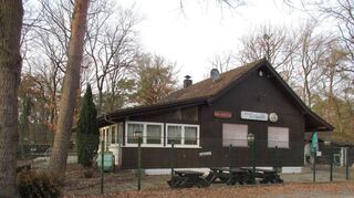 Bietet bei Unwettern Zuflucht, wird ansonsten aber nicht vom Waldkindergarten genutzt: Die Vogelpark-Gaststätte steht seit Sep-tember 2017 leer. Die Kinder haben als Stützpunkt einen Bauwagen auf dem Gelände, der 2020 gekauft wurde.