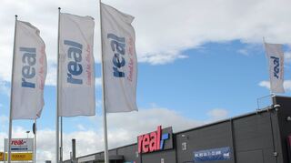 Der Real-Markt schließt zum 31. Mai – Nachfolger wird ein Scheck-In-Center für das jetzt die Planungen vorgelegt werden. Wann aus den Plänen aber Realität wird, ist noch nicht bekannt – im schlimmsten Fall bleit der Markt bis 2025 geschlossen.