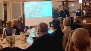 Marco Krupp klärt in einem Vortrag beim Heimatverein über Sicherheitsvorkehrungen bei Hochwasser auf.
