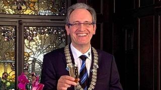 Ein Prosit auf 2022 – Bürgermeister Dr. Ralf Göck stößt mit seinen Mitbürgern beim virtuellen Neujahrsempfang auf 2022 an